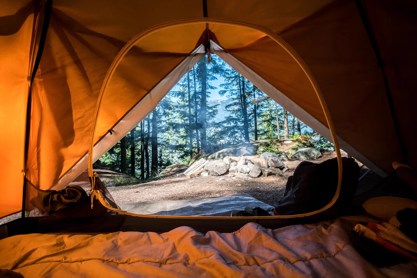 Fogata controlada en área de campamento con sillas plegables