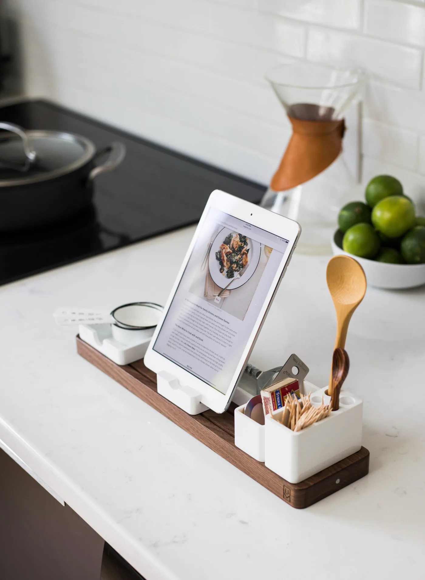 Mesa de cocina con platillo recién preparado listo para fotografiar