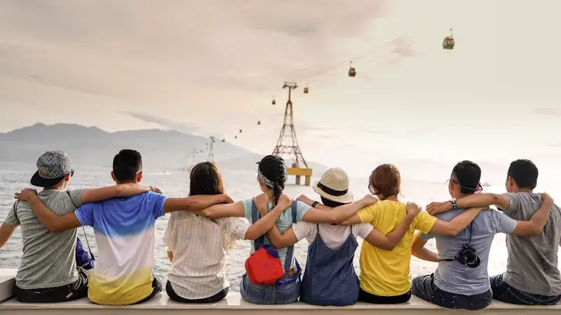 Grupo de personas compartiendo una conversación al aire libre